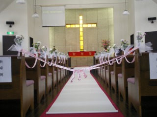 結婚式準備のできた礼拝堂